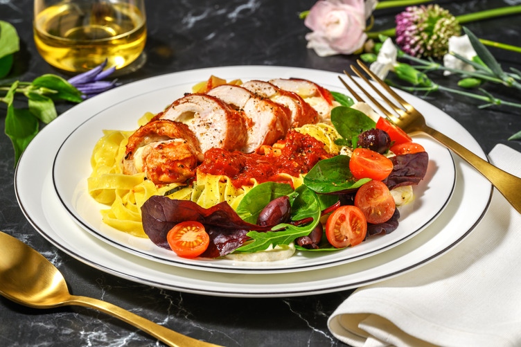 Prosciuttosvøbt mozzarellakylling og tomatsauce