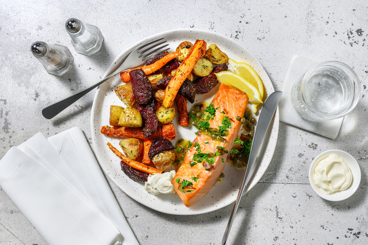 Frische Lachsfilet Piccata mit Wurzelgemüse