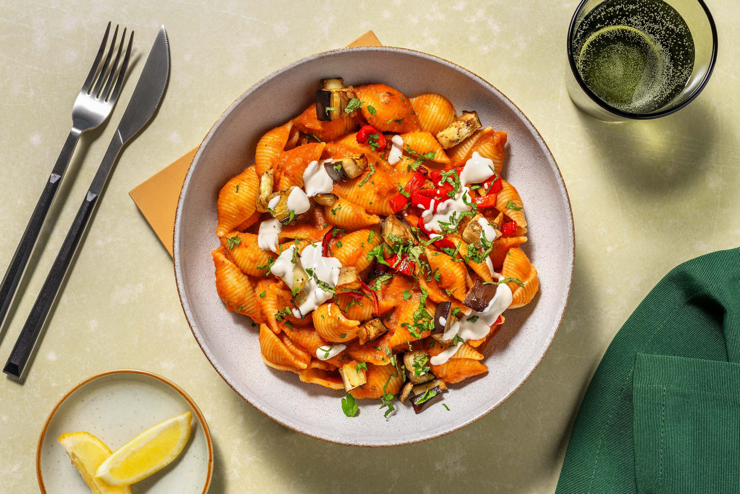 Conchiglie in geroosterde-groentensaus