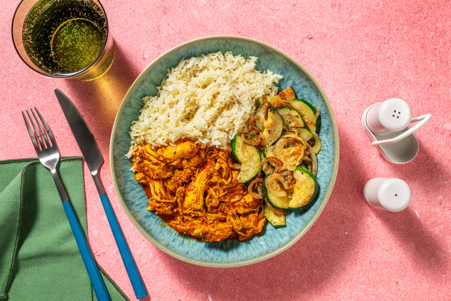 Bol de pollo desmechado especiado