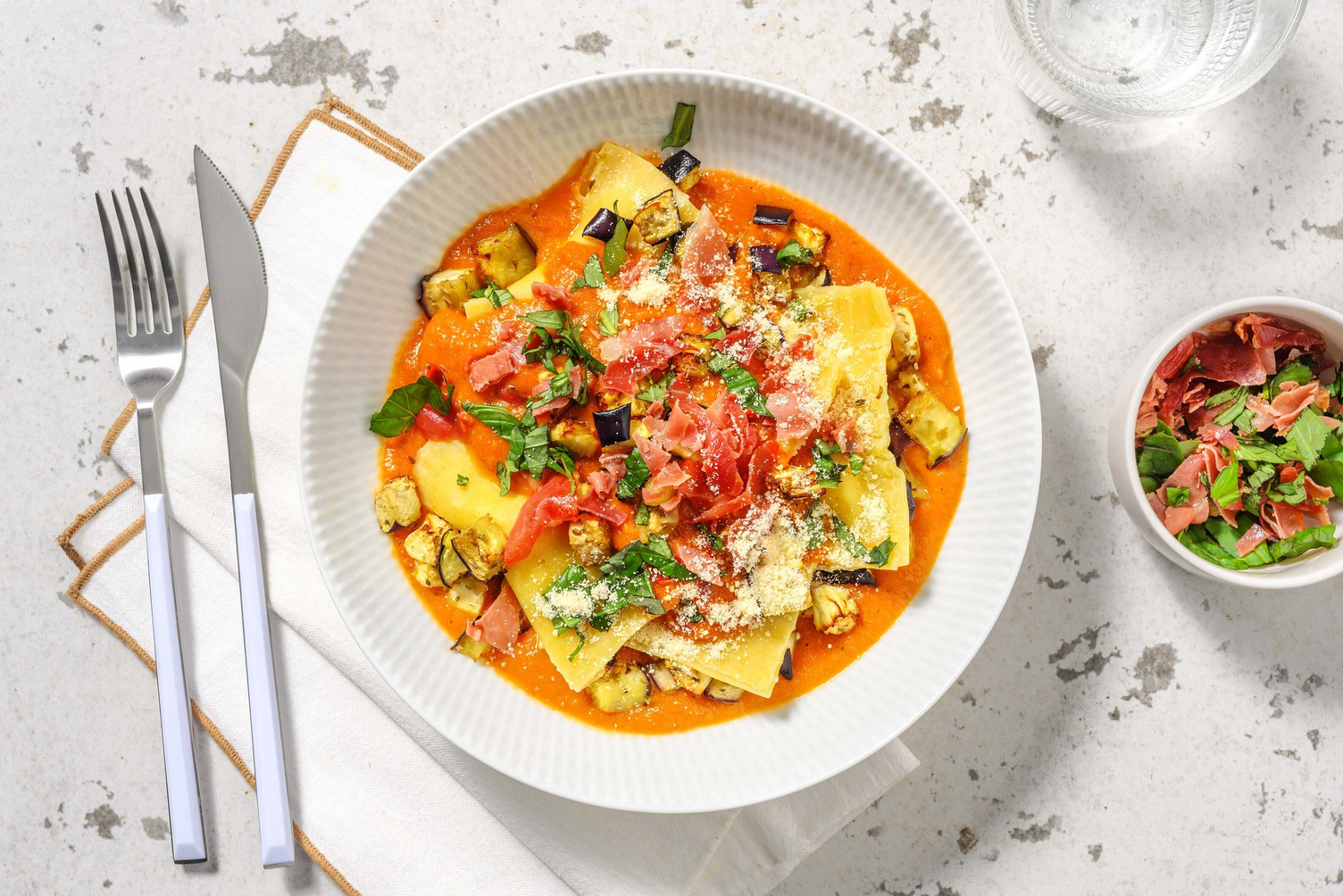 Zelfgemaakte ravioli met serranoham