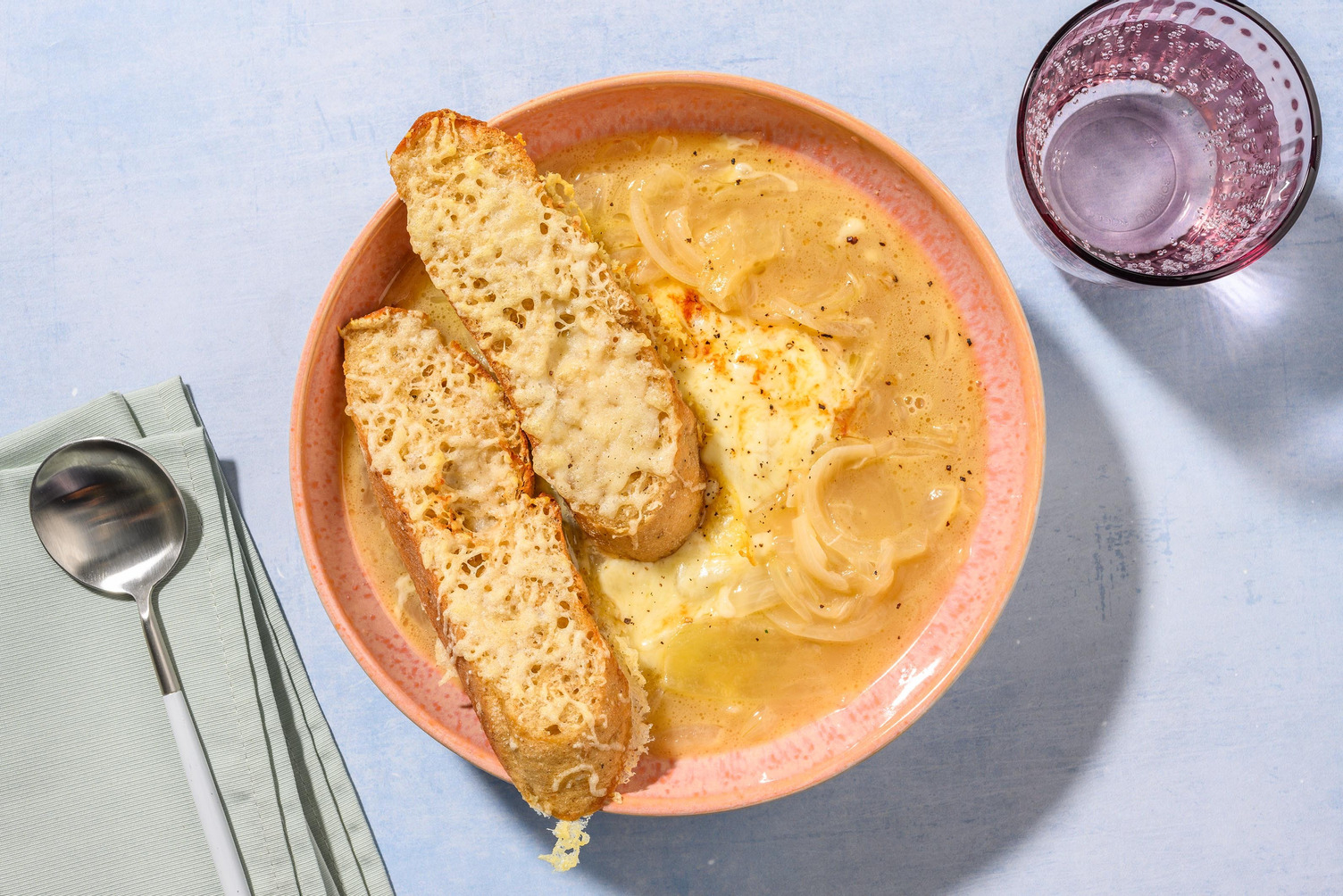 Zuppa rustica di cipolle, carne e mozzarella