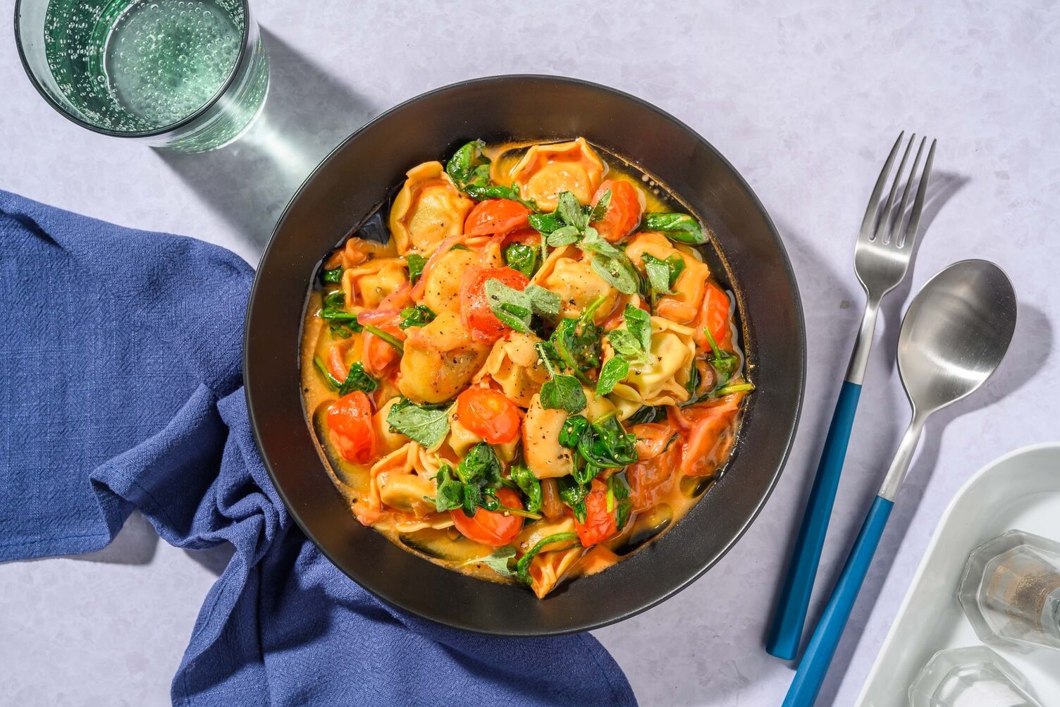 Ricotta-Spinat-Tortellini in cremiger Soße