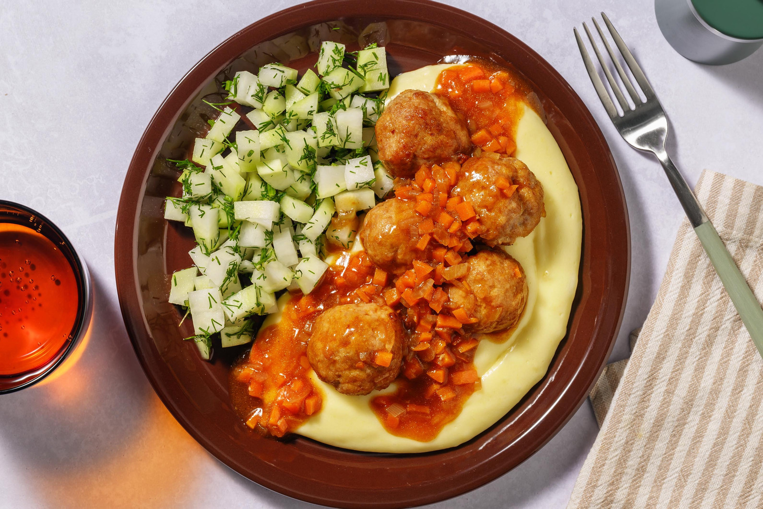 Köttbullar och potatis- och palsternacksmos