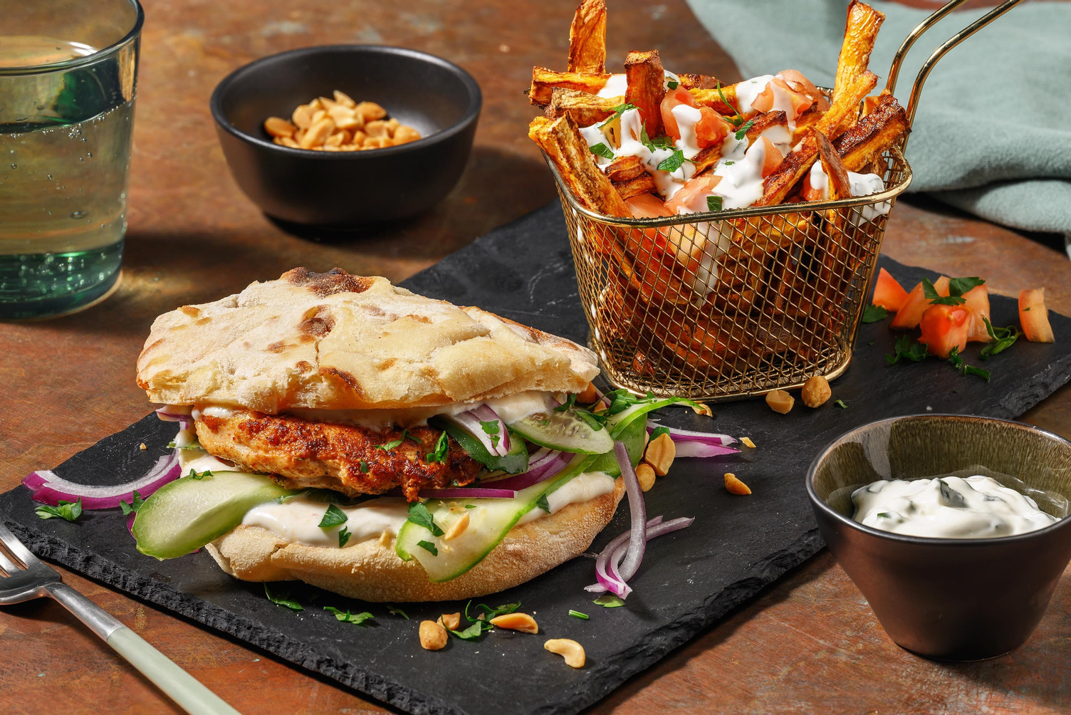 Tandoorikrydret kyllingburger i naanbrød