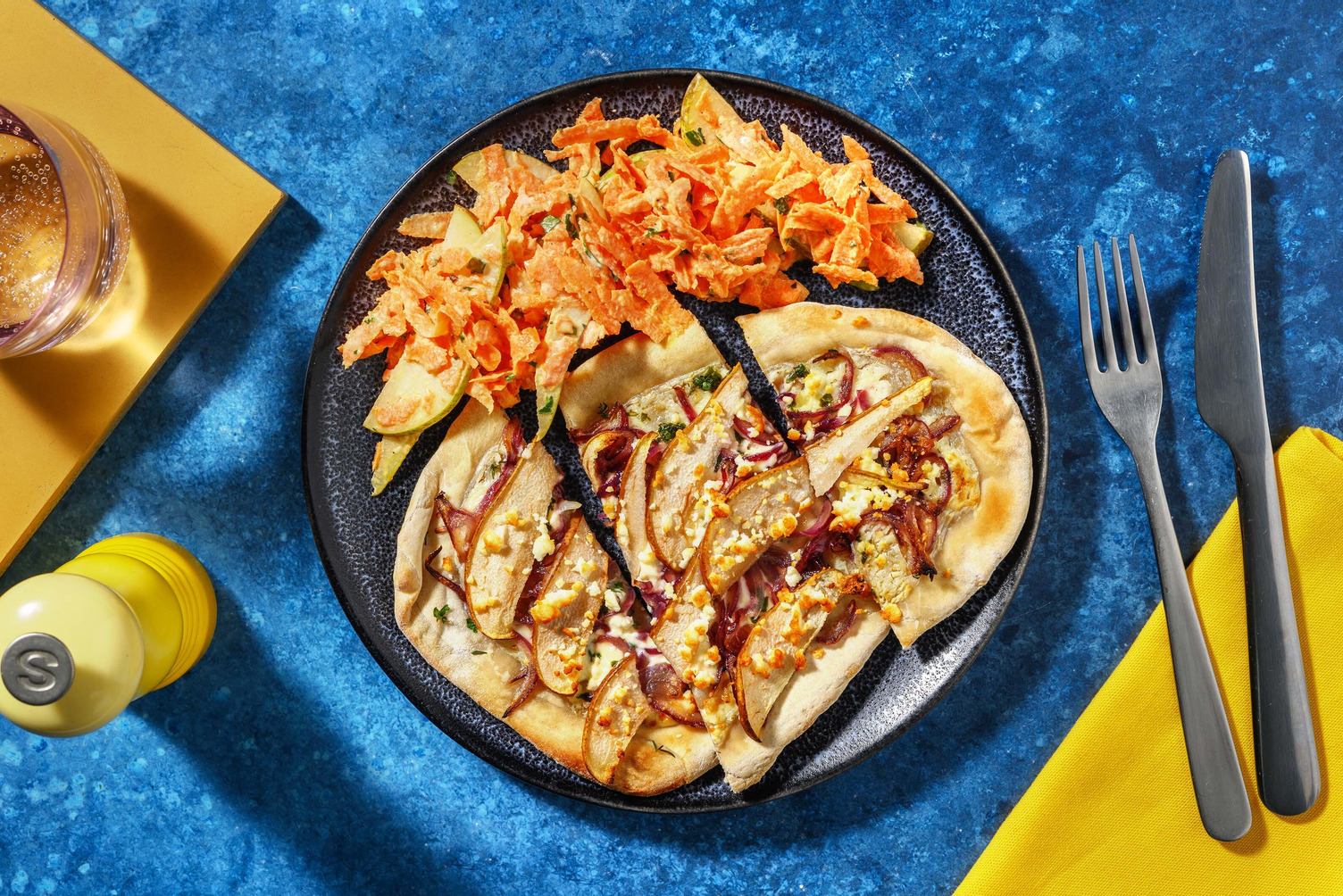 Flammkuchen mit Hirtenkäse & Birne 