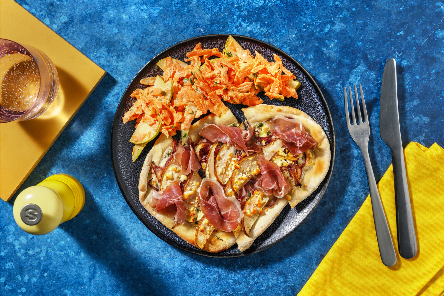 Sauerteig-Pinsa mit Prosciutto, Feta & Birne