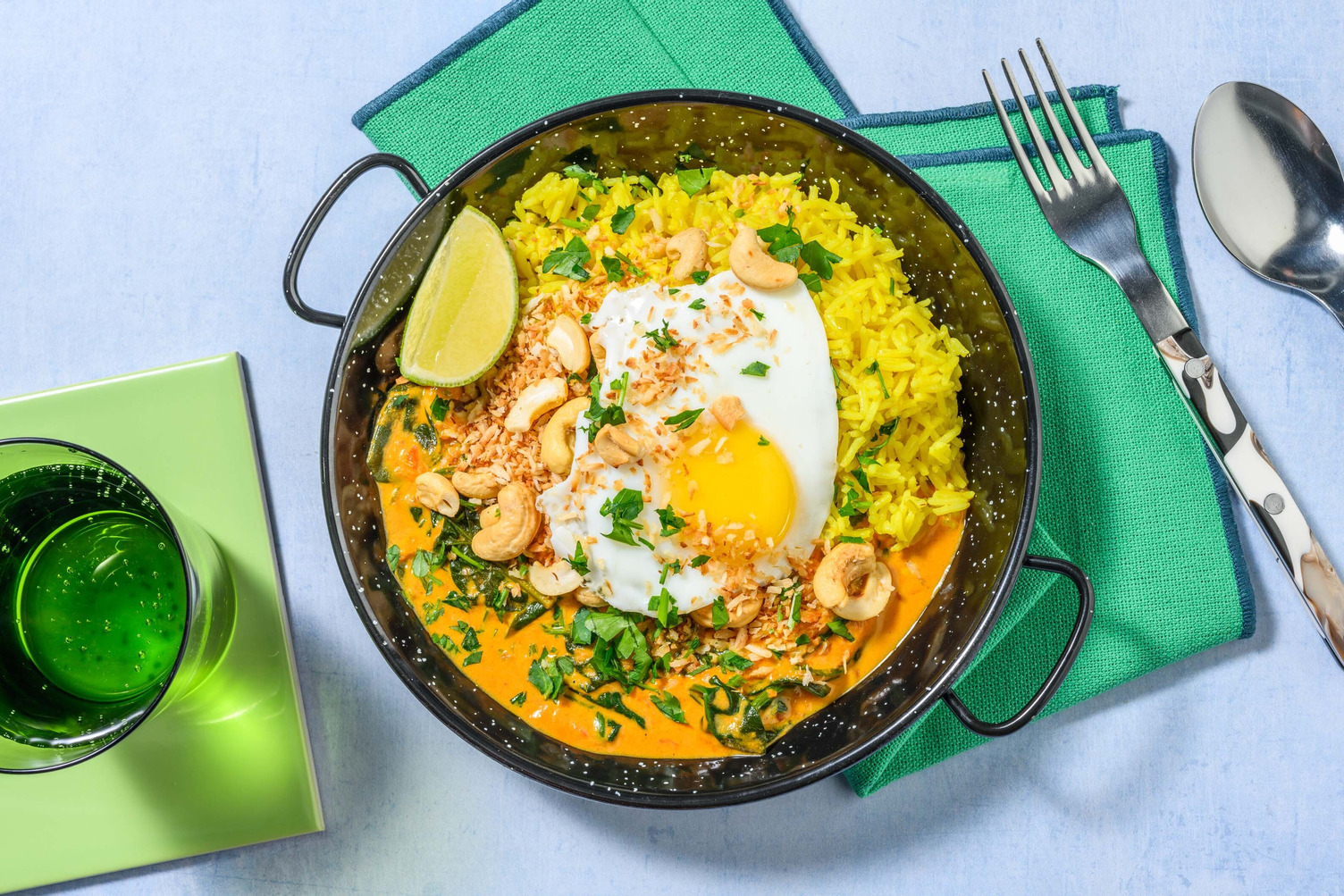 Spinazie-kokoscurry met spiegelei