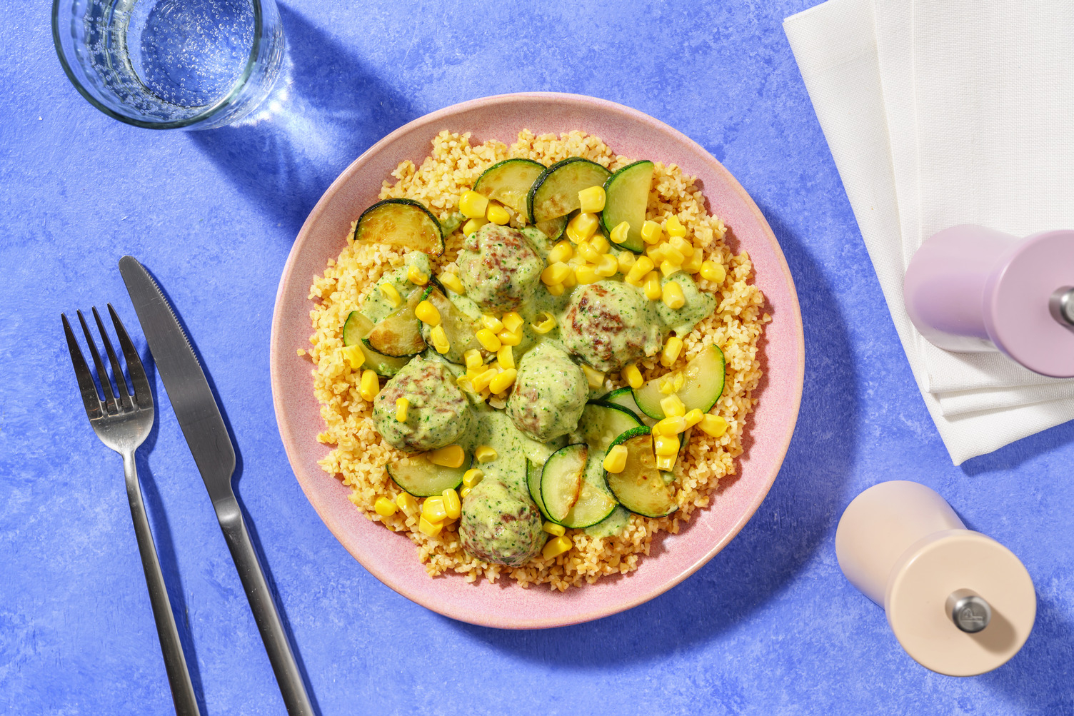 Albóndigas con salsa de calabacín y cilantro