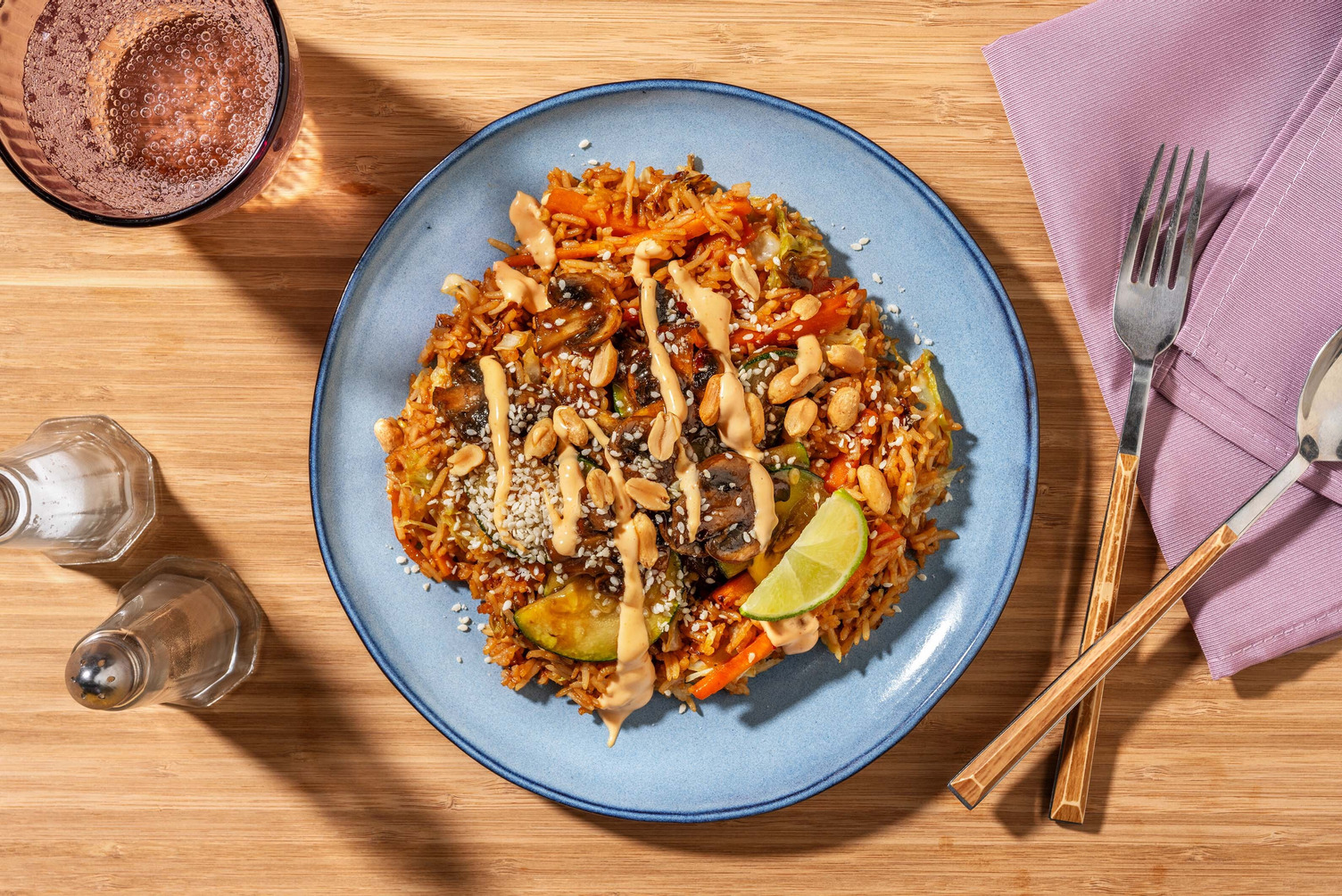 Stir-fry met sticky paddenstoelen en sriracha-mayo