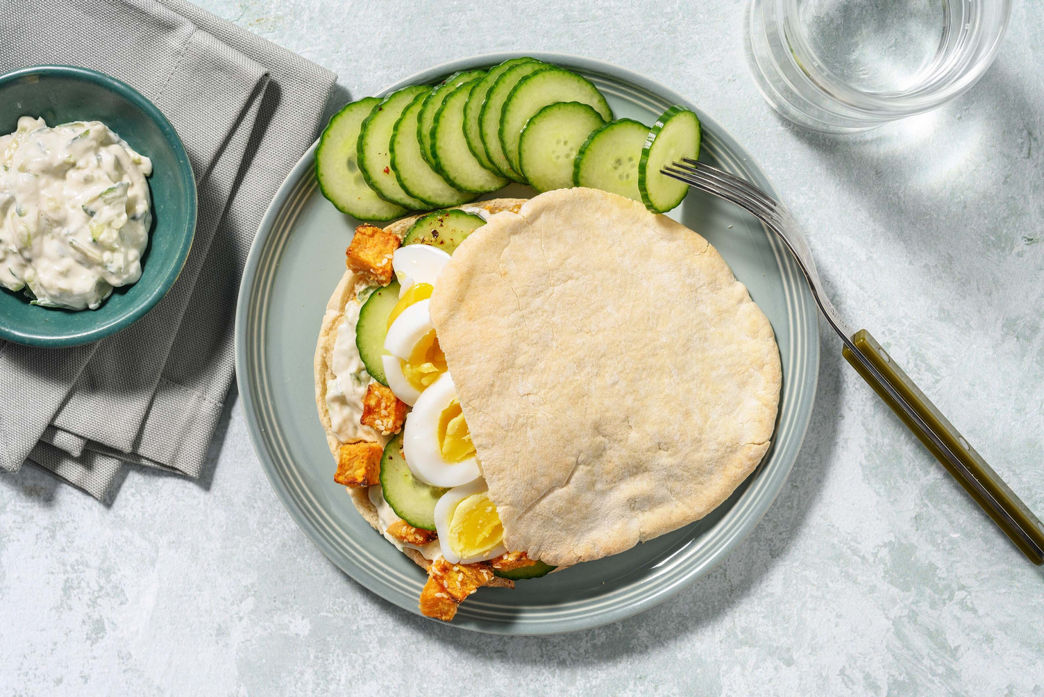 Pita alle uova sode e tzatziki alla tahina