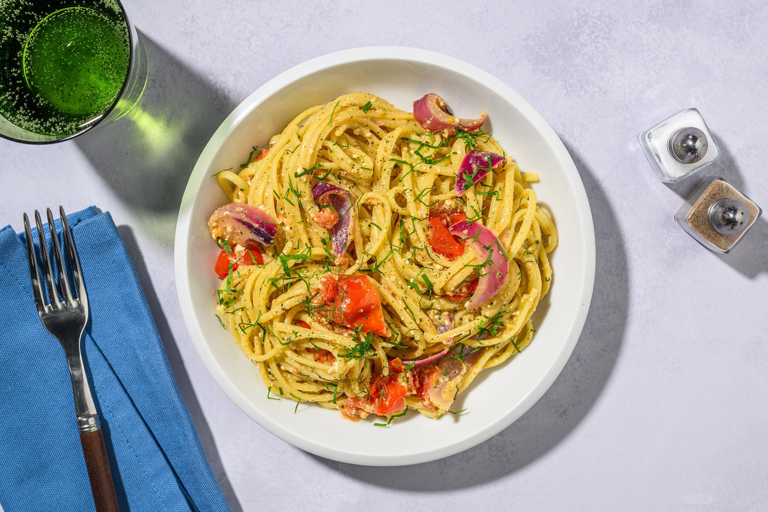 Linguine met pesto en witte kaas