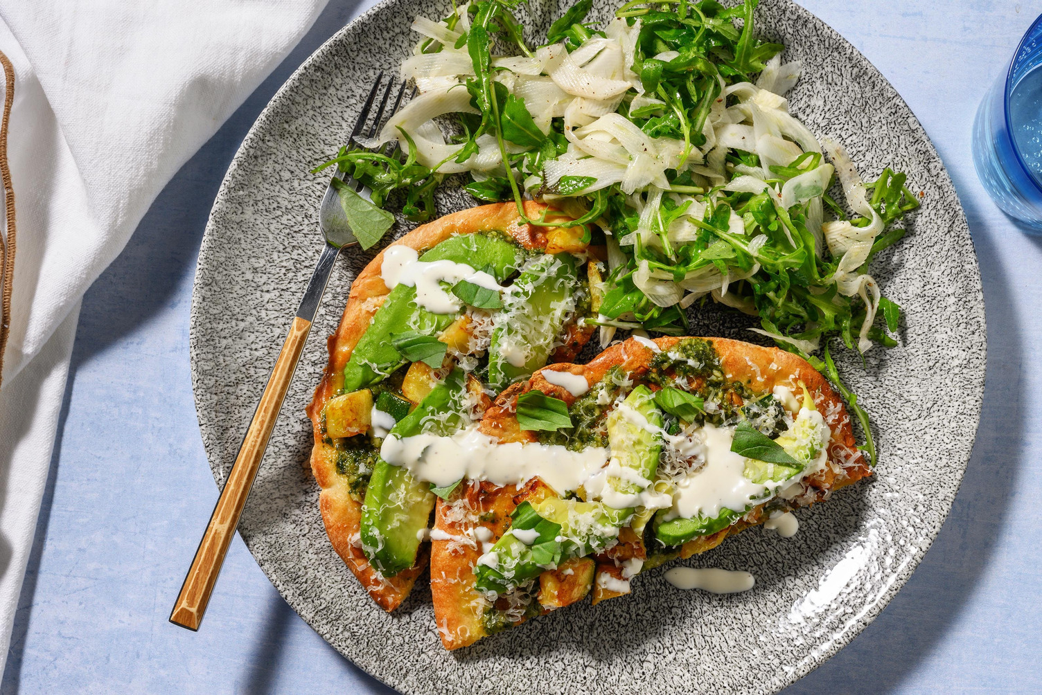 Grön pestopizza med zucchini och avokado