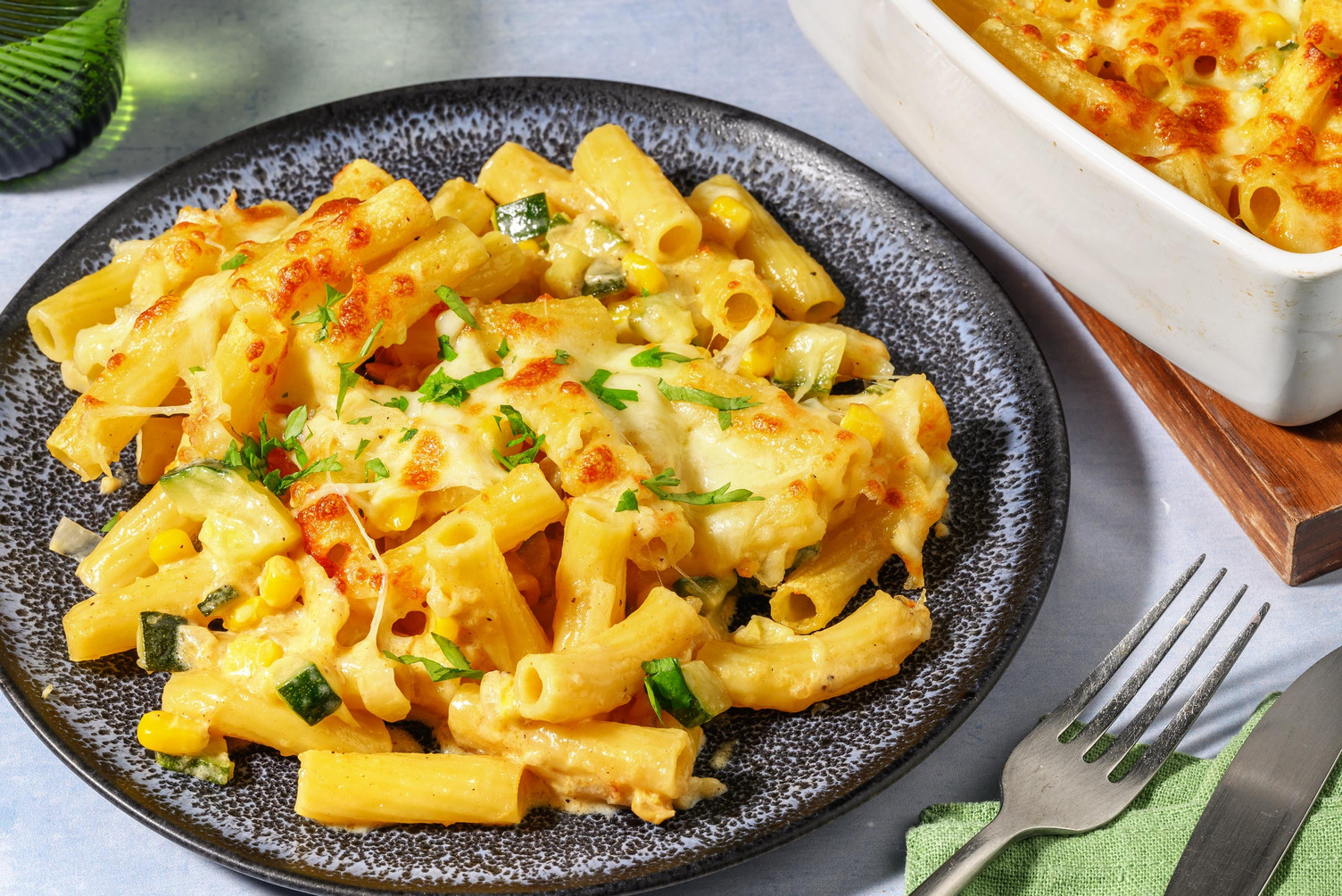 Ovnbagt pastagratin med zucchini og grillost