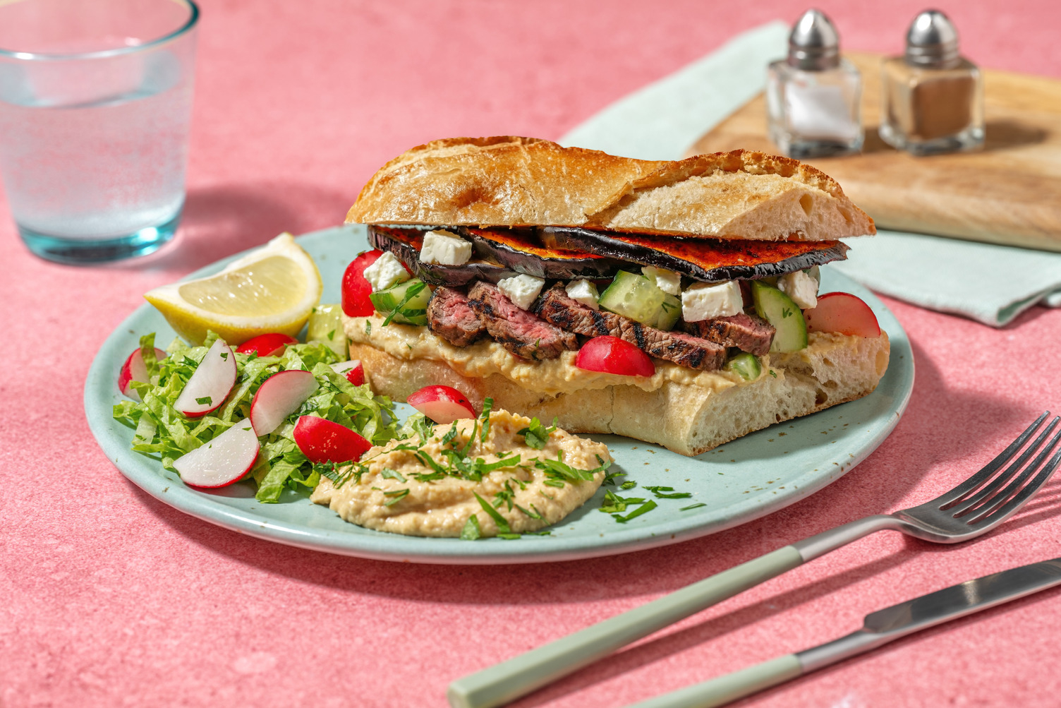 Harissa-Auberginen-Sandwich & extra Rindersteak