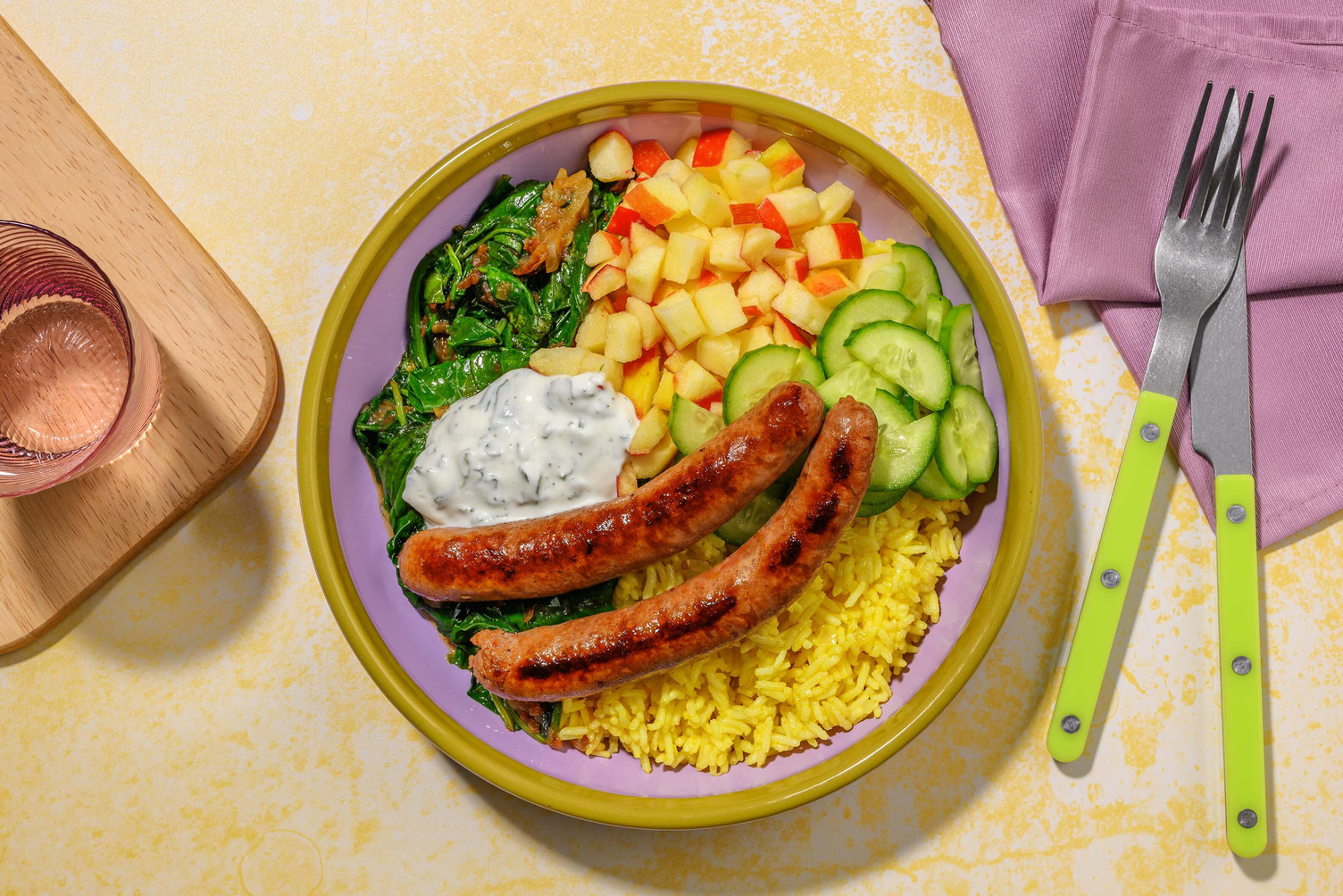 Rijstbowl met rundermerguez en yoghurtsaus