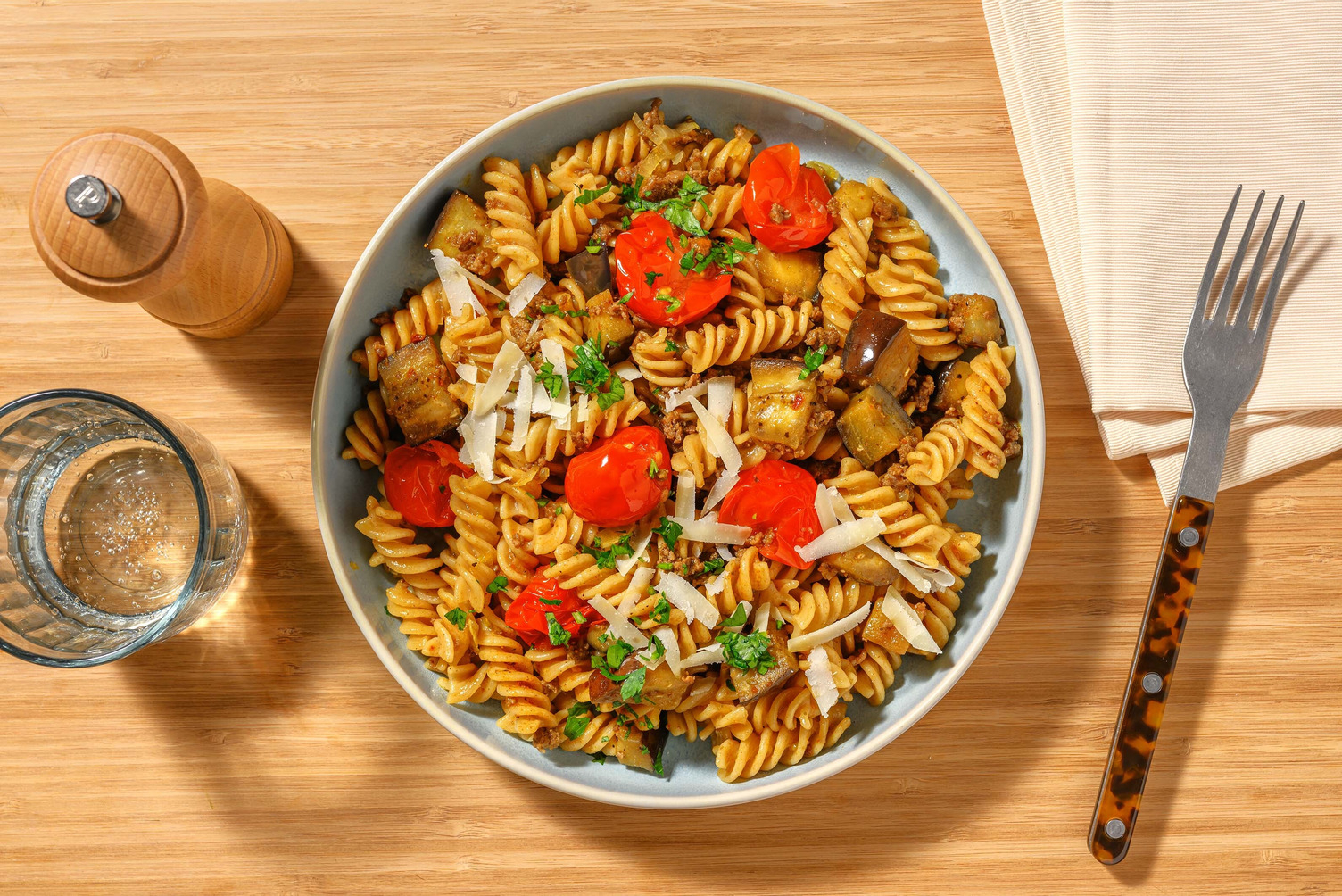 Fusilli met köfte-gekruid rundvlees en aubergine