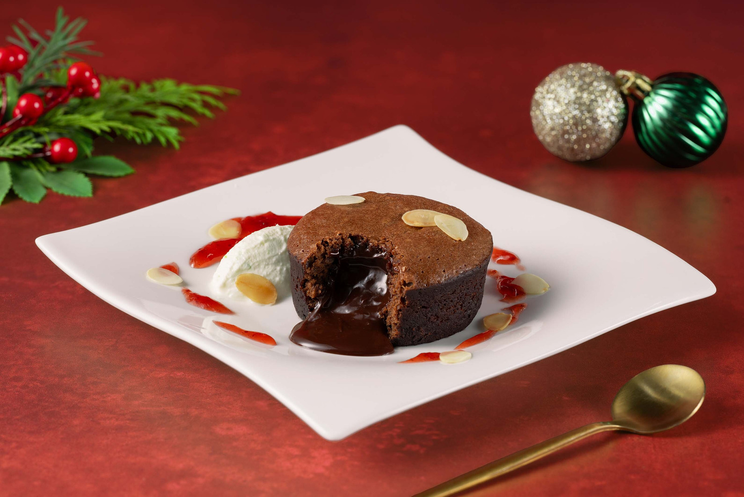 Chocolade moelleux met aardbeiensaus