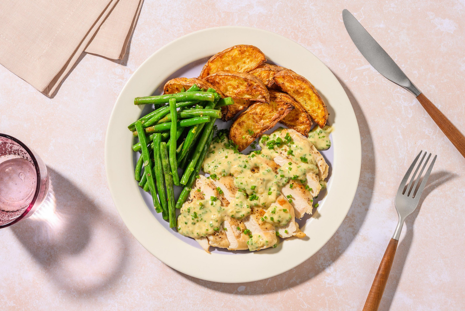 Hauts de cuisse de poulet rôti et sauce de cuisson crémeuse à la ciboulette