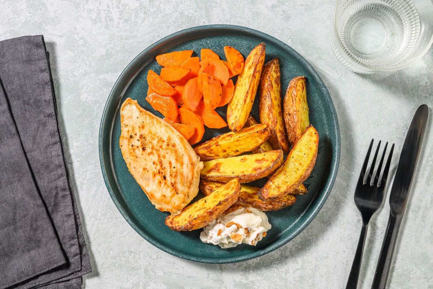 Hauts de cuisse de poulet rôti et trempette à l'oignon française