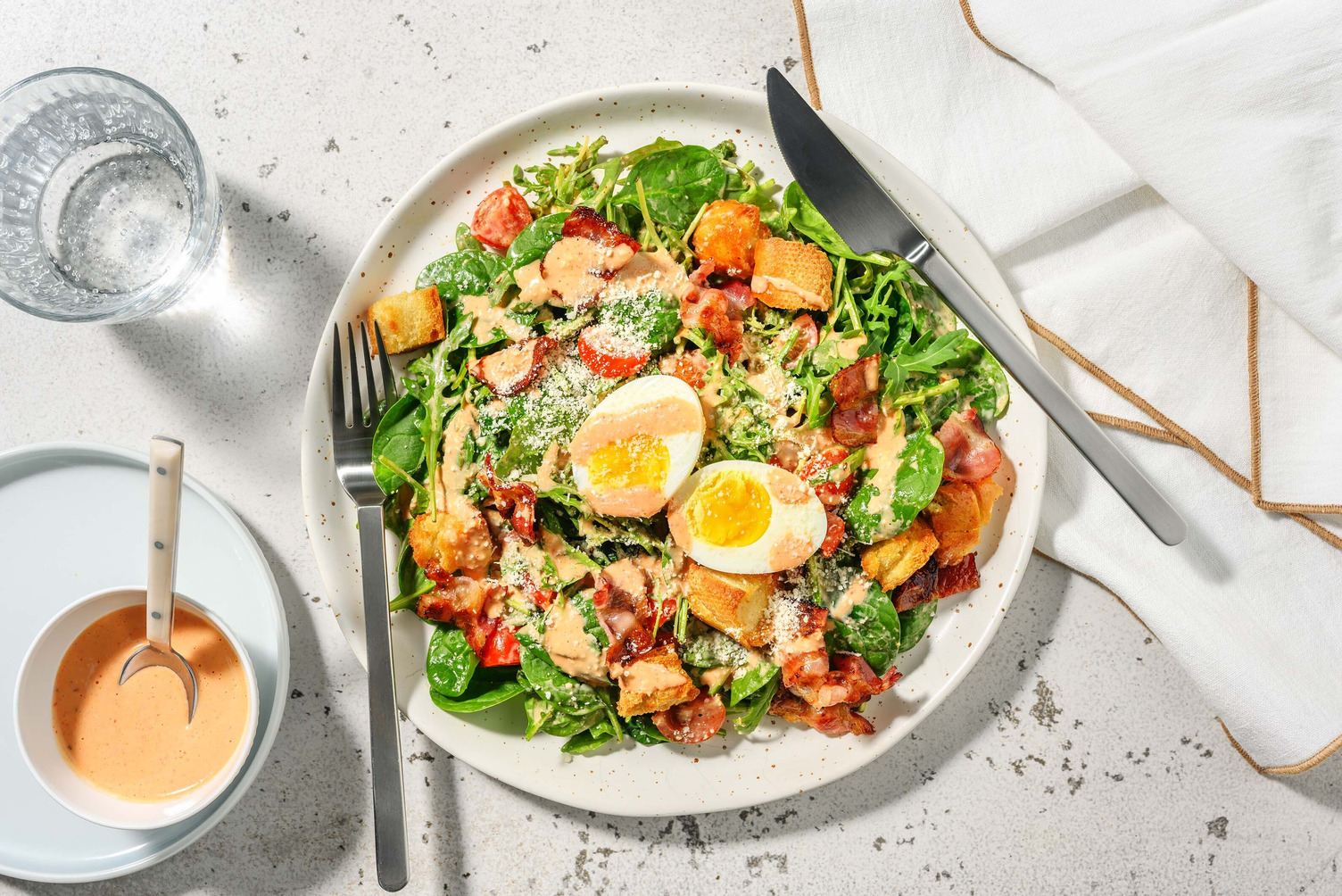 Repas futé : Salade au double bacon, à la laitue, aux tomates et aux œufs