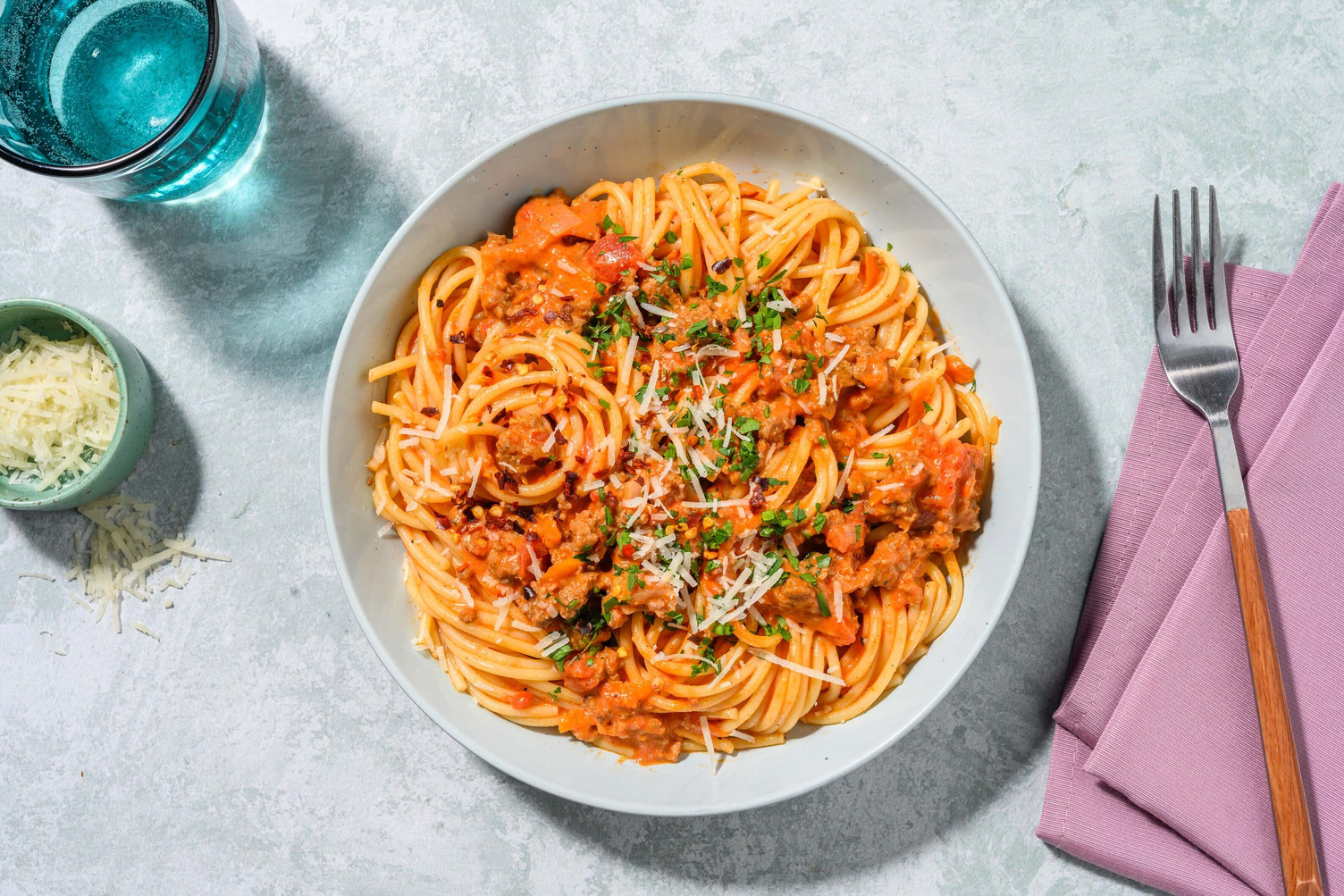 Spaghetti à la sauce ragù à l'Impossible® rosée