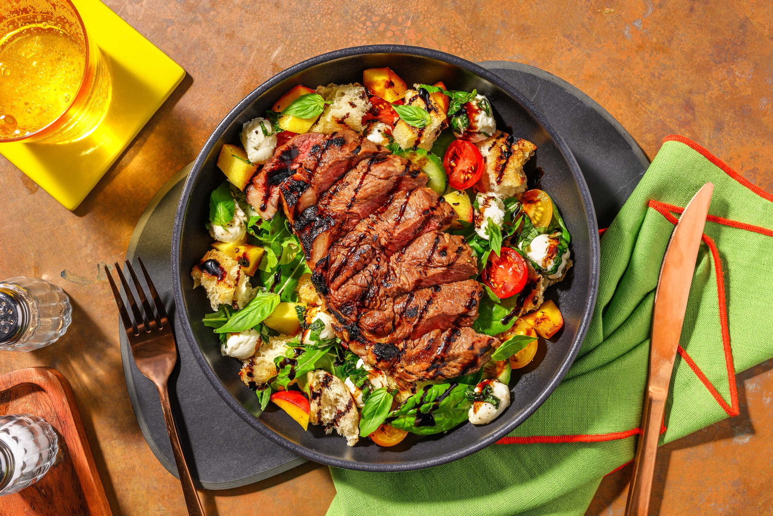 Salade panzanella au steak grillé et aux pêches avec bocconcini, tomates et glaçage balsamique