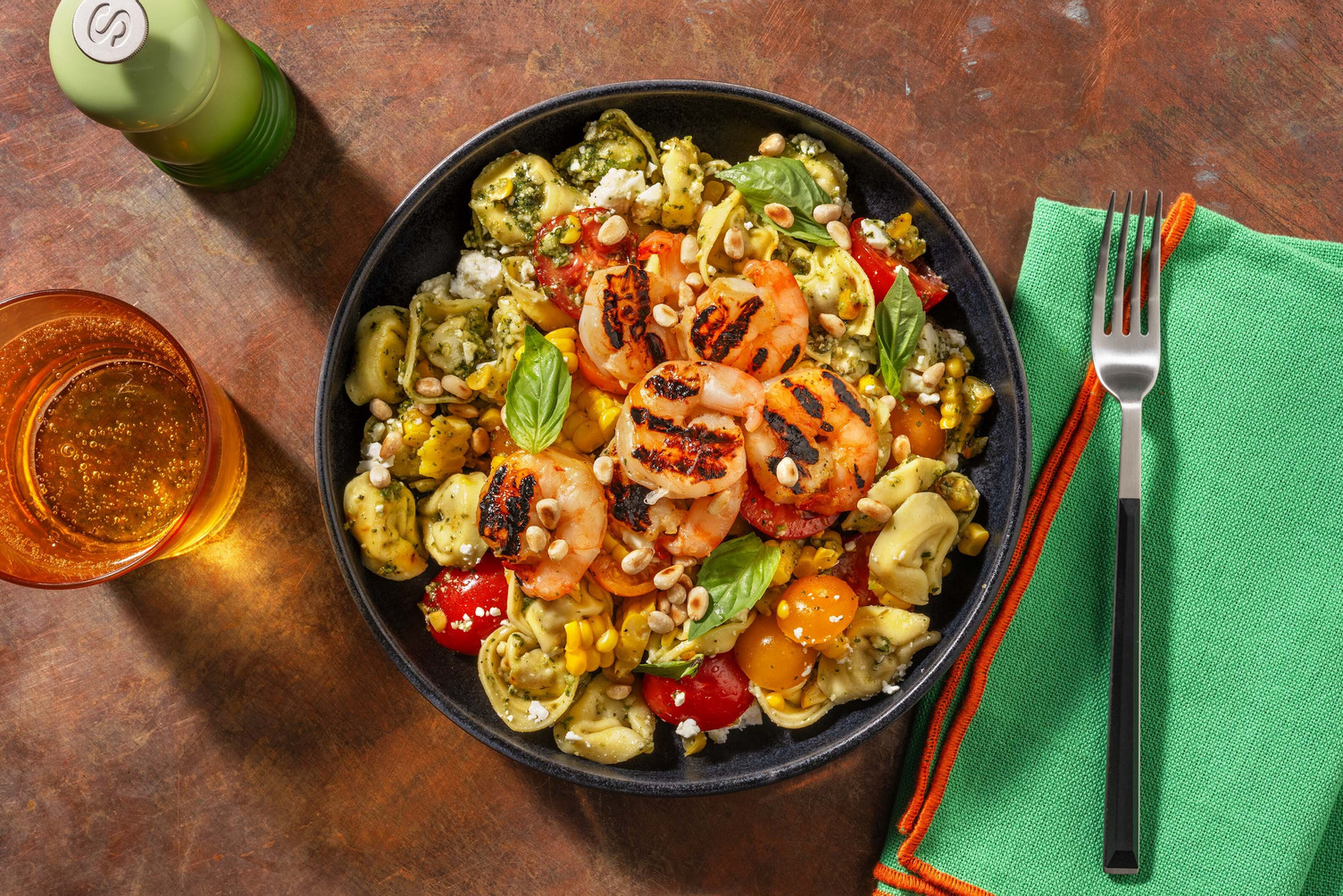 Crevettes géantes et maïs grillés, et tortellinis au pesto