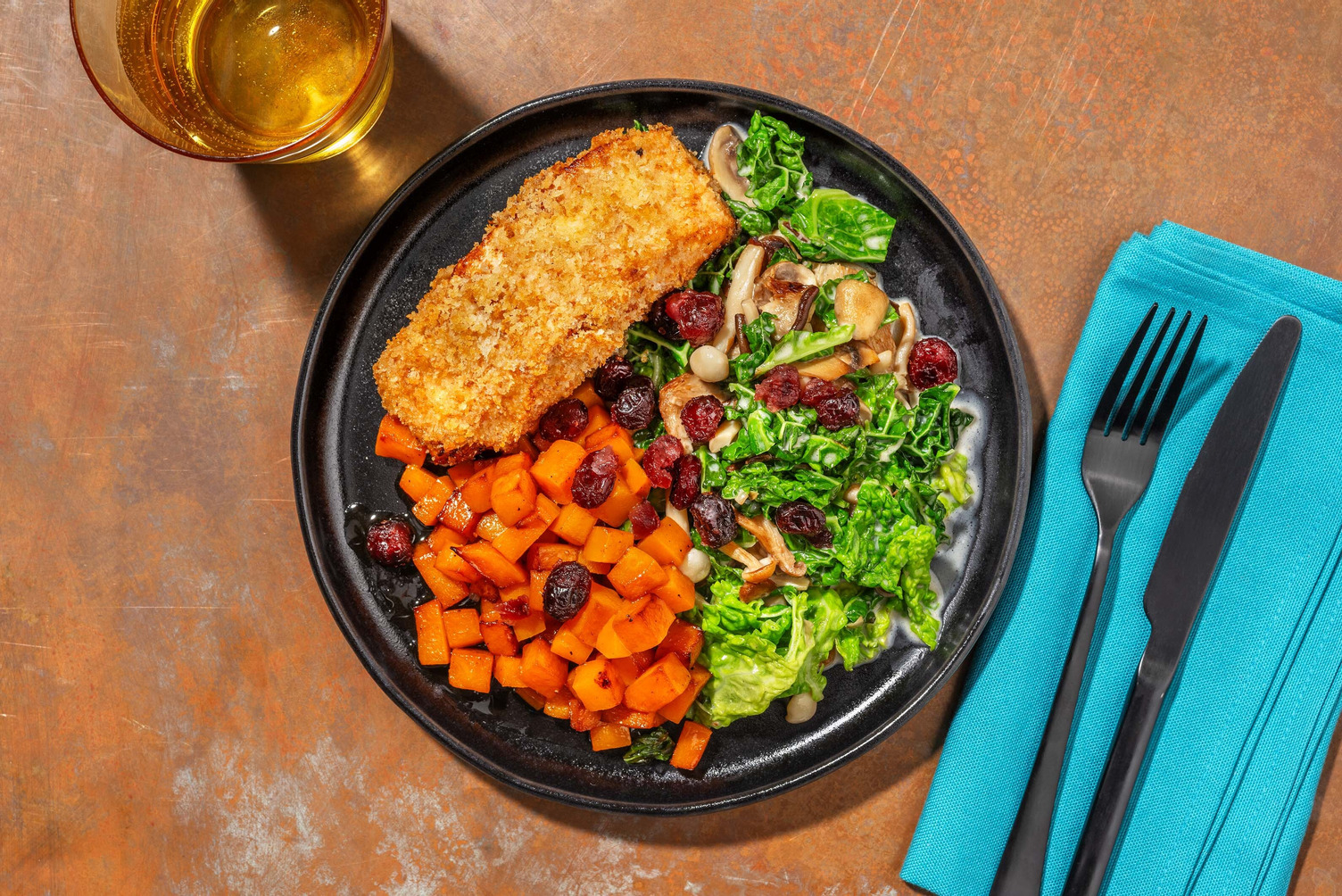 Saumon croustillant au four et champignons crémeux et chou frisé