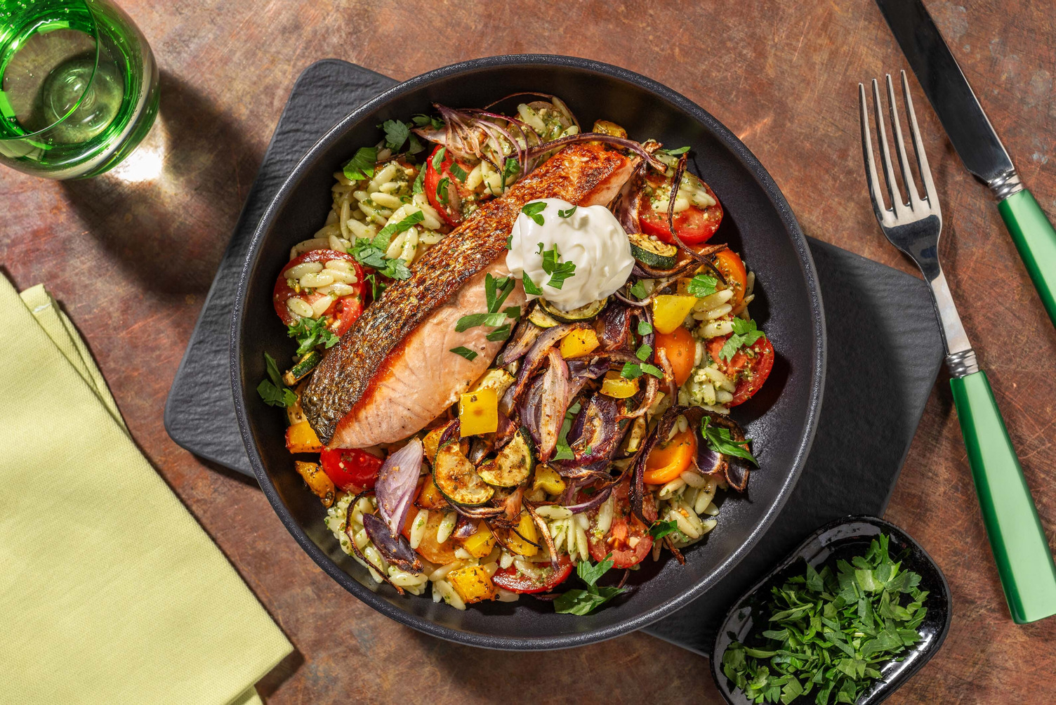 Saumon poêlé avec orzo à la tomate et au pesto