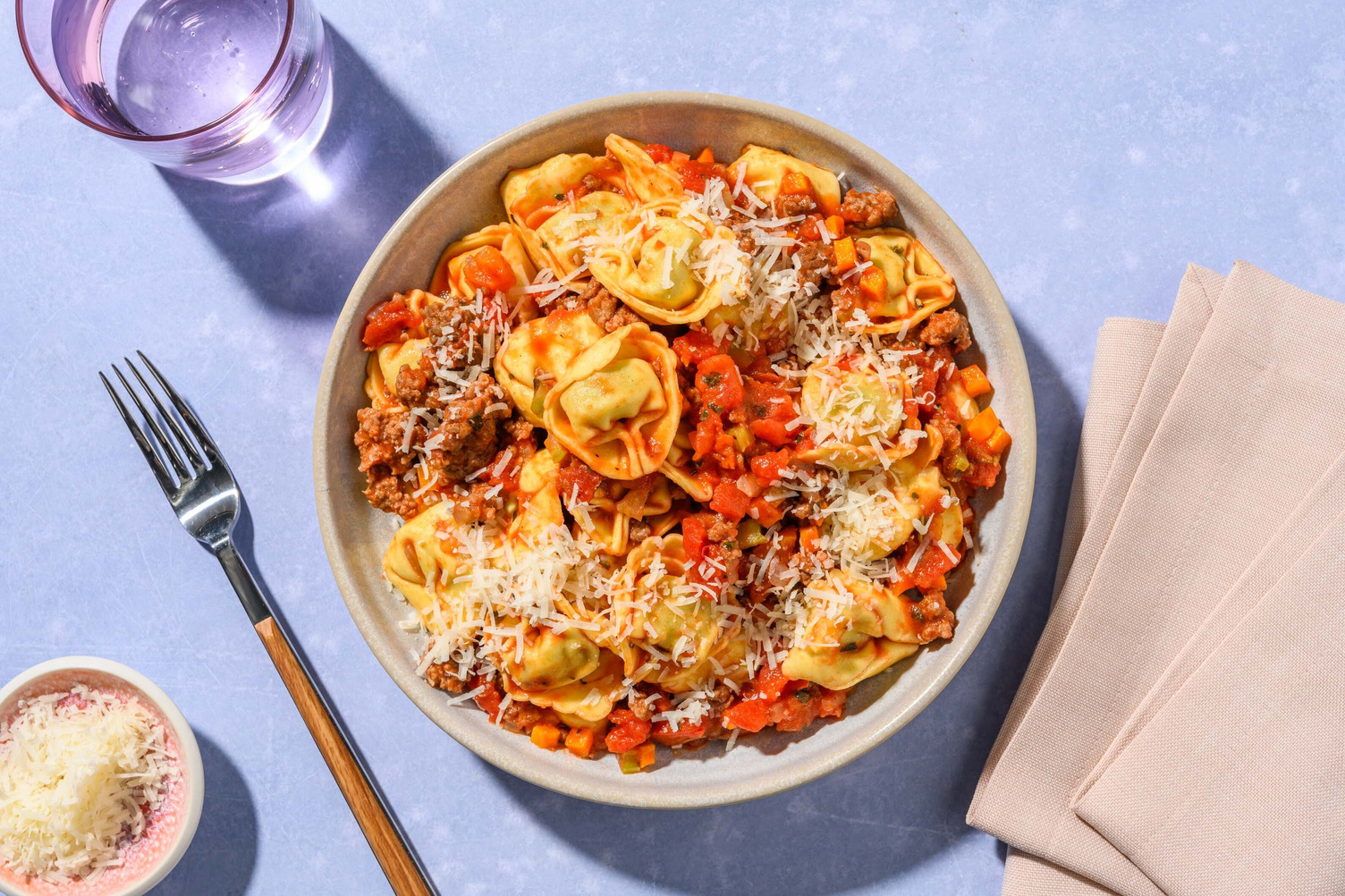 Tortellinis au fromage super rapides et sauce tomate à la saucisse