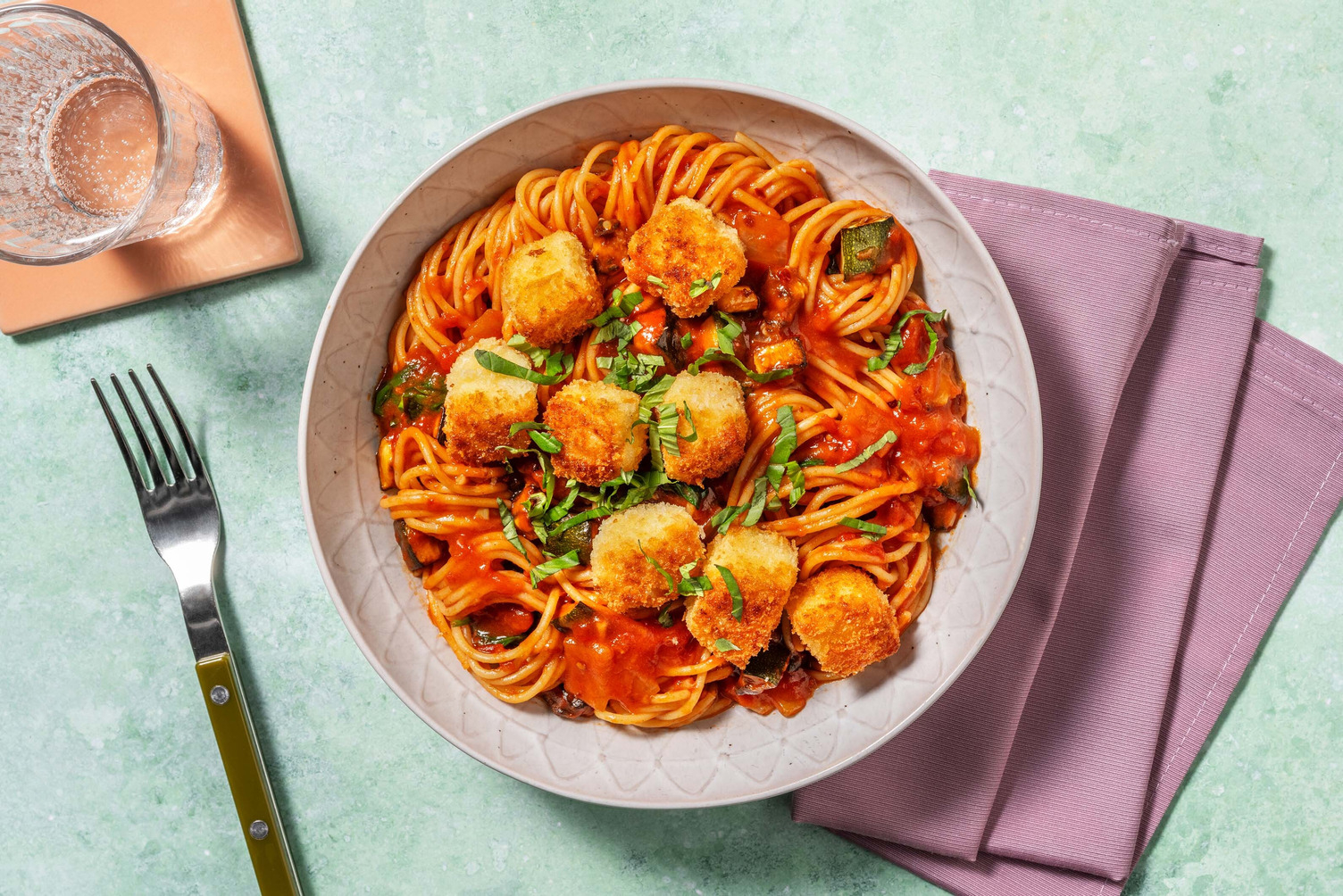 Medelhavspasta med zucchini i tomatsås