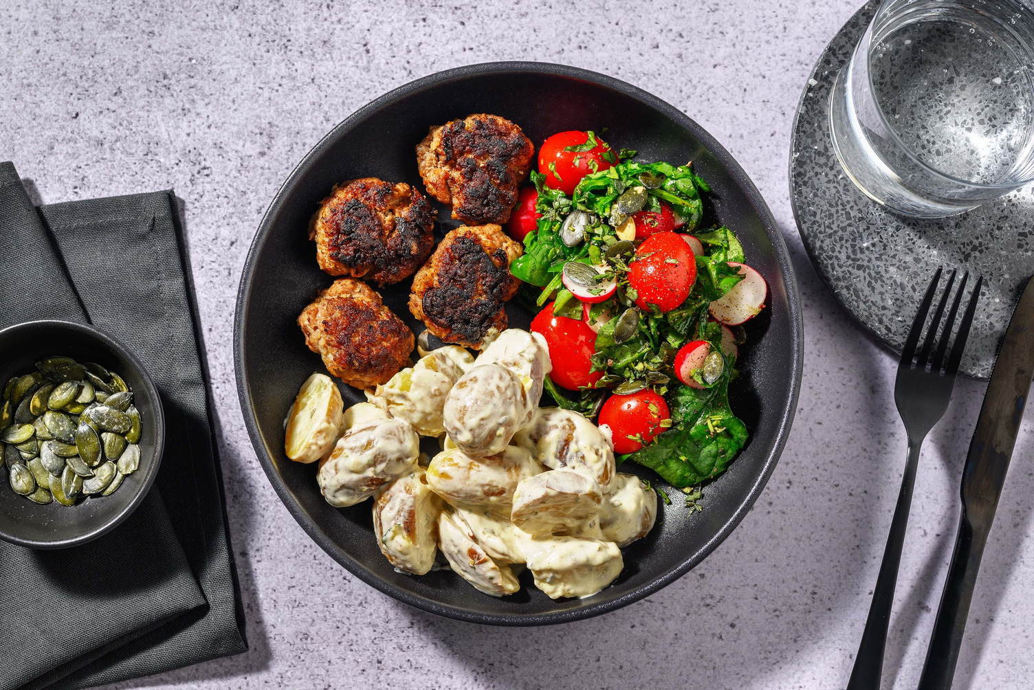 Frikadeller og bernaise-potetsalat