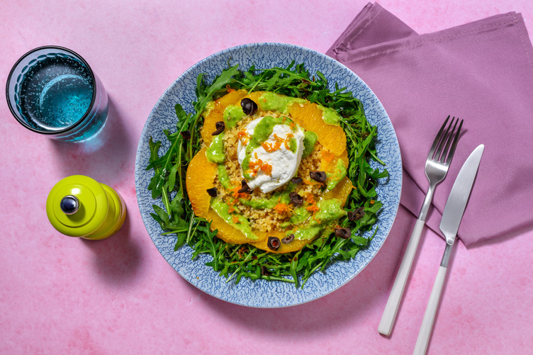 Ensalada de bulgur con burrata italiana y salmón noruego