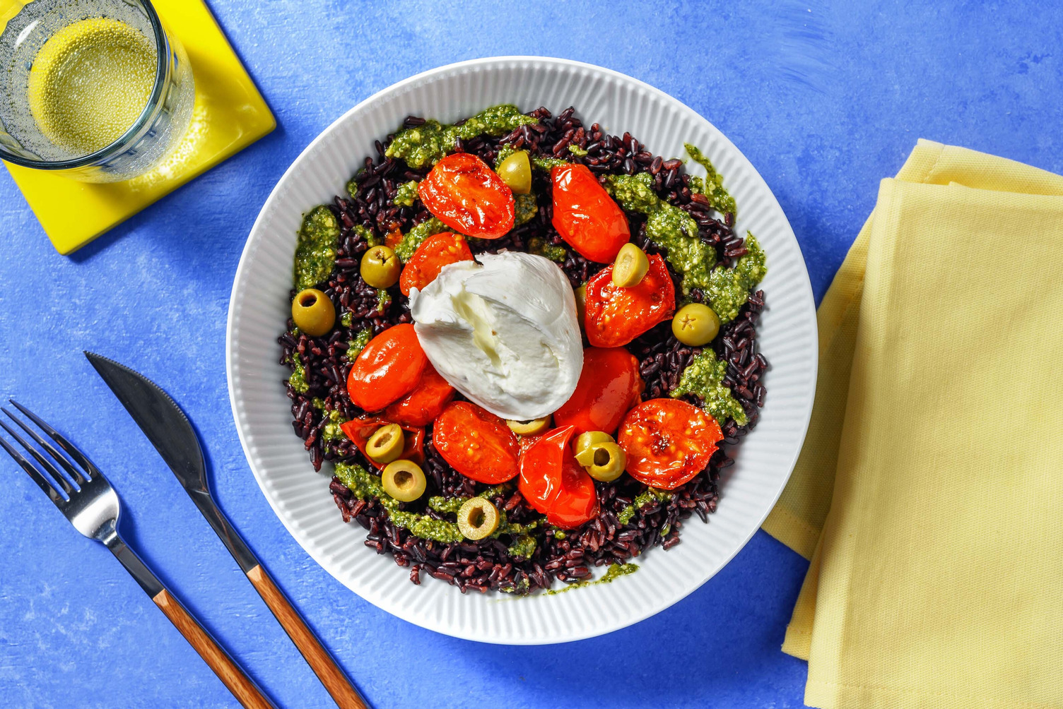 Riso nero al pesto di rucola e burrata