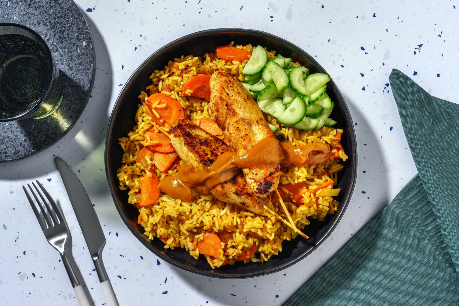 Nasi goreng met zelfgemaakte kipsaté