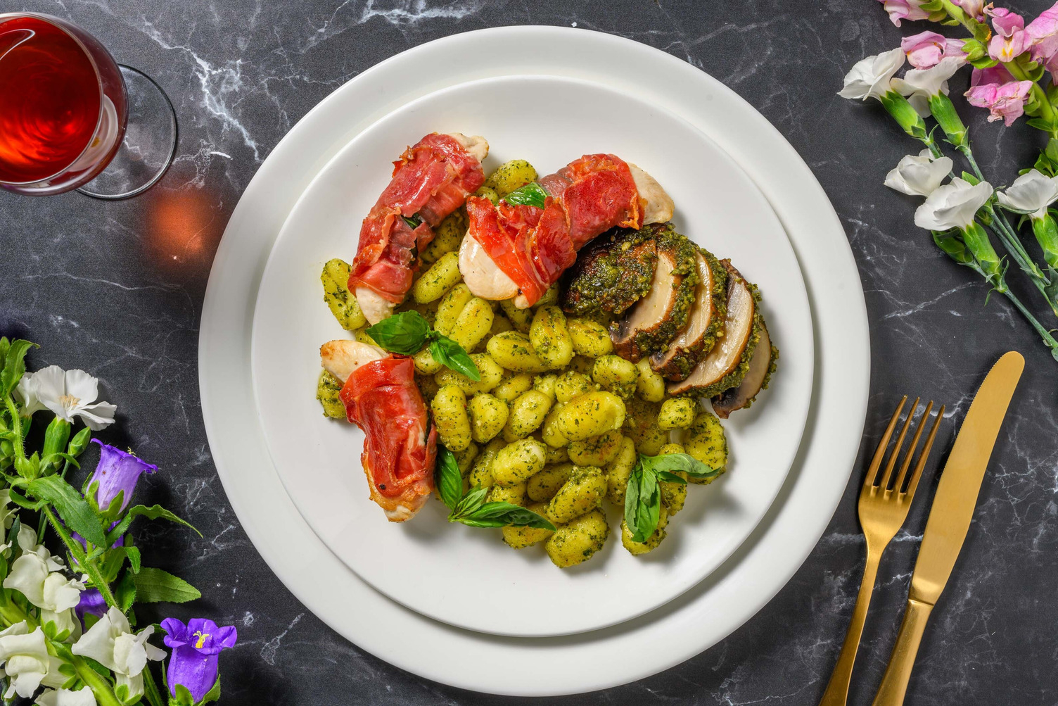 Hähnchen im Prosciuttomantel auf Gnocchi