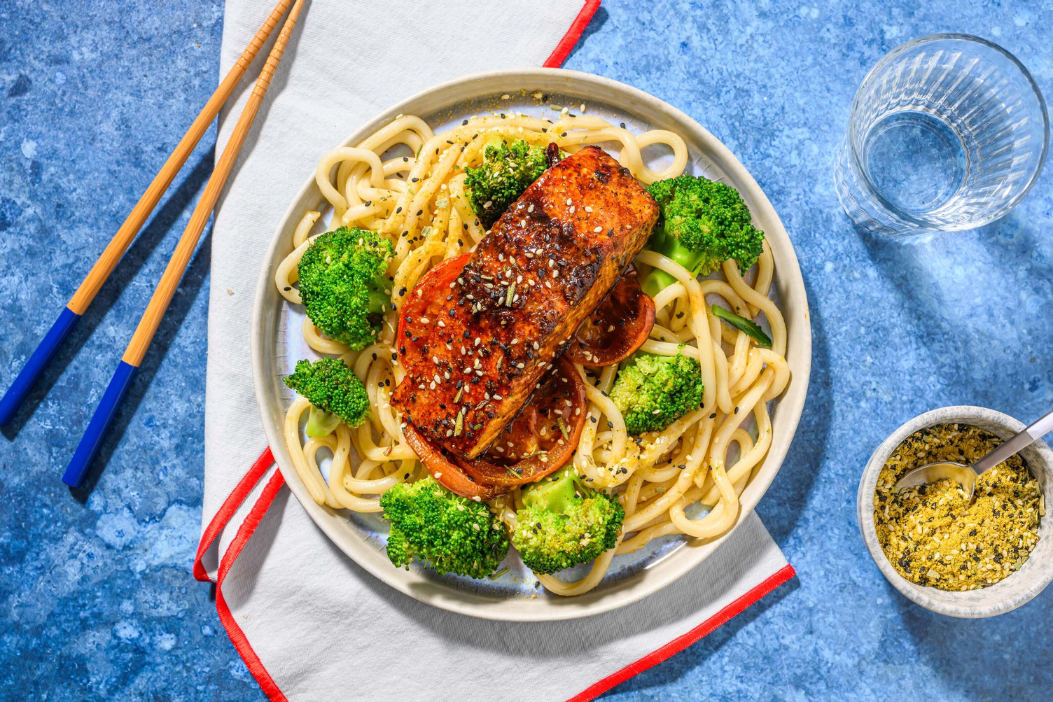 Zalm in zwarte-bonenpasta en papillote 