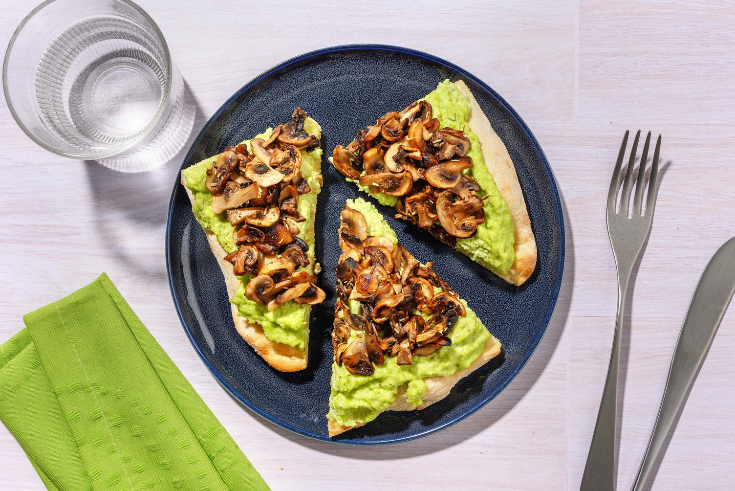 Pinsa al pesto di edamame e funghi