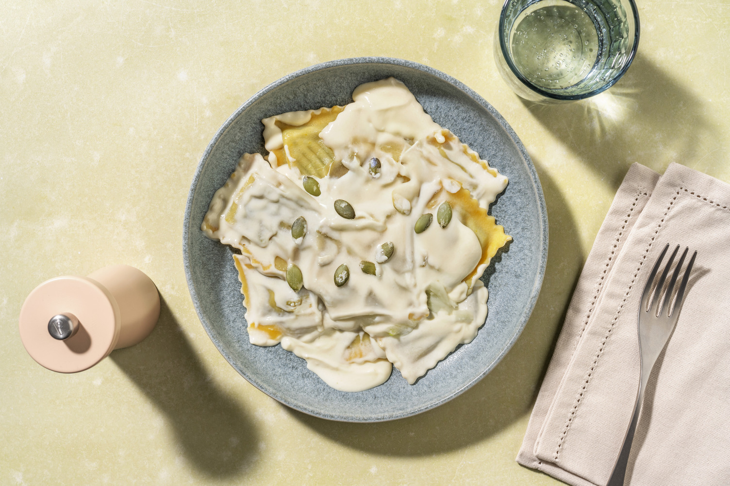 Raviolis de setas con salsa de queso