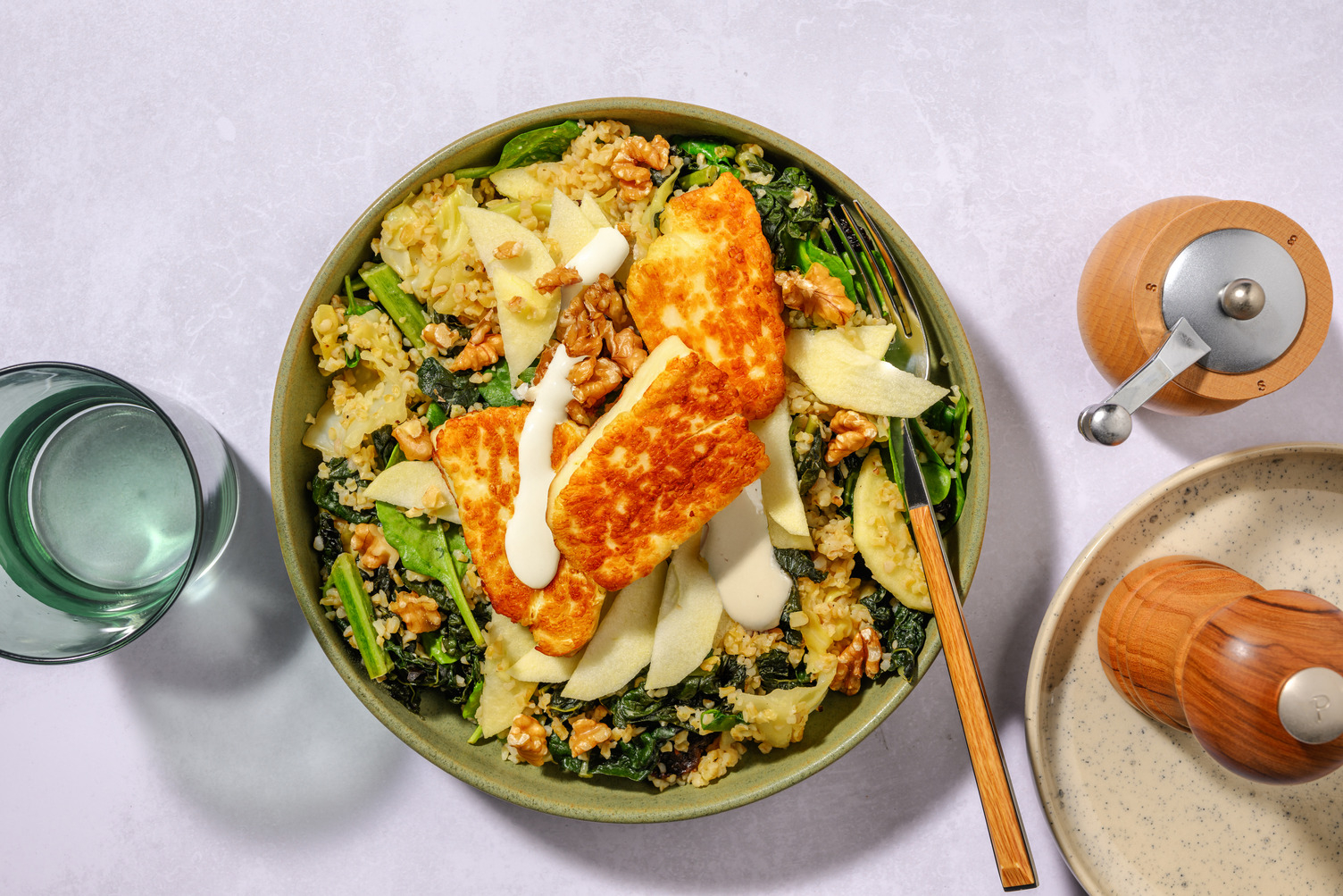 Formaggio fondente e insalata ricca di bulgur
