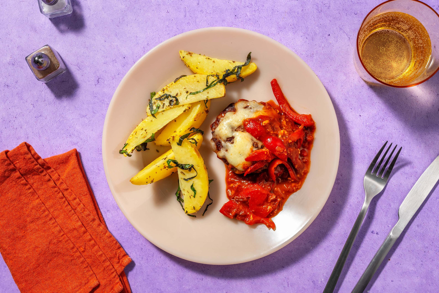 Cheesy Italiaanse stijl kipburger in tomatensaus