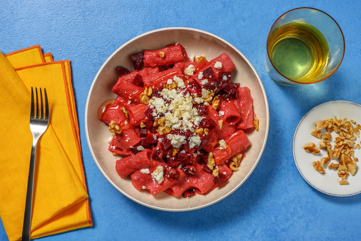 Rigatoni con salsa casera de remolacha