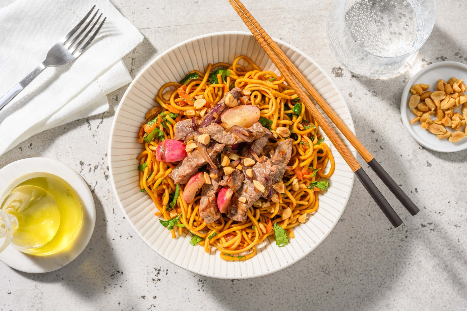 Salade de nouilles aux émincés de steak, herbes fraîches et cacahuètes