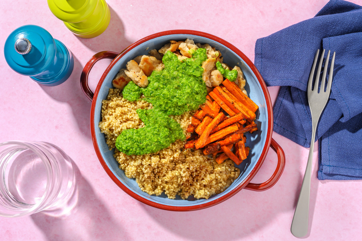 Bol de heura con salsa de espinacas y guisantes