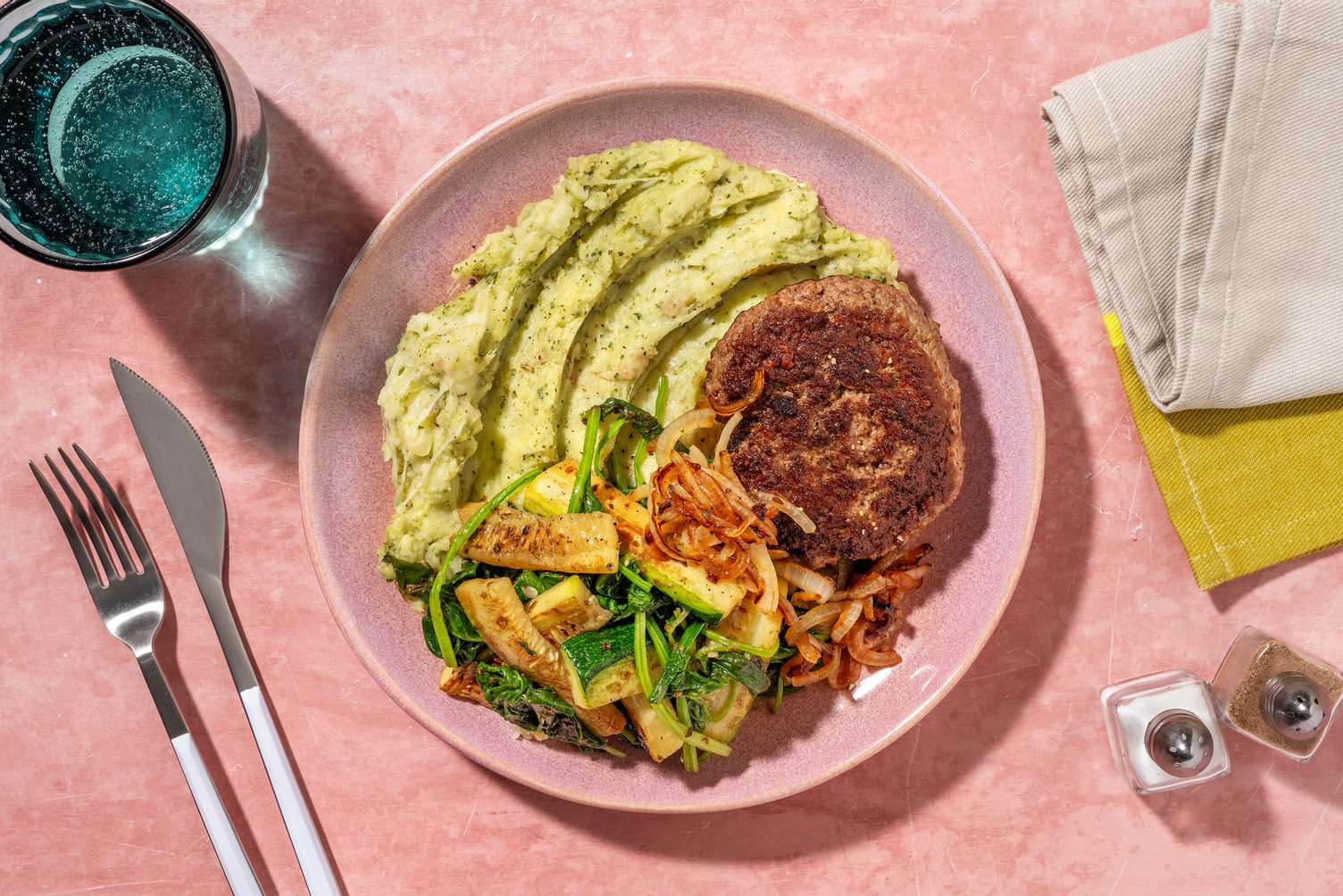 Burger et purée au fromage au pesto et basilic