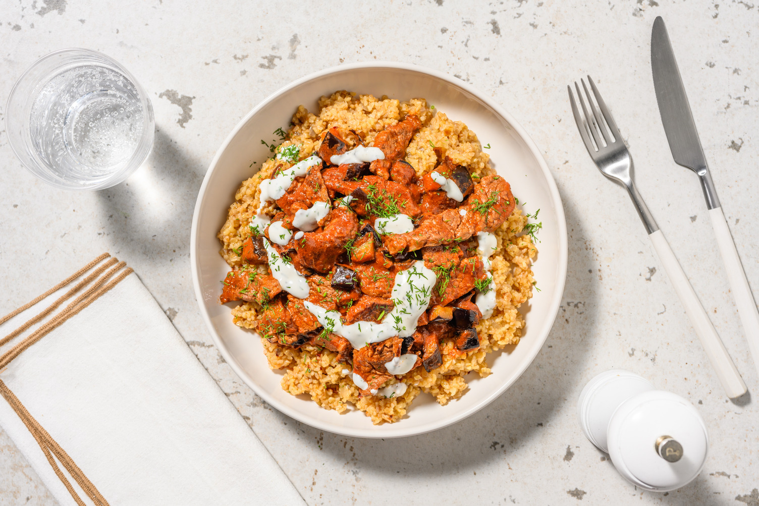 Biefstukreepjes met kruidige yoghurtsaus