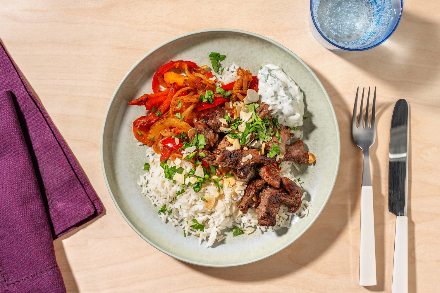 Biefstukreepjes met peterselie-yoghurtsaus