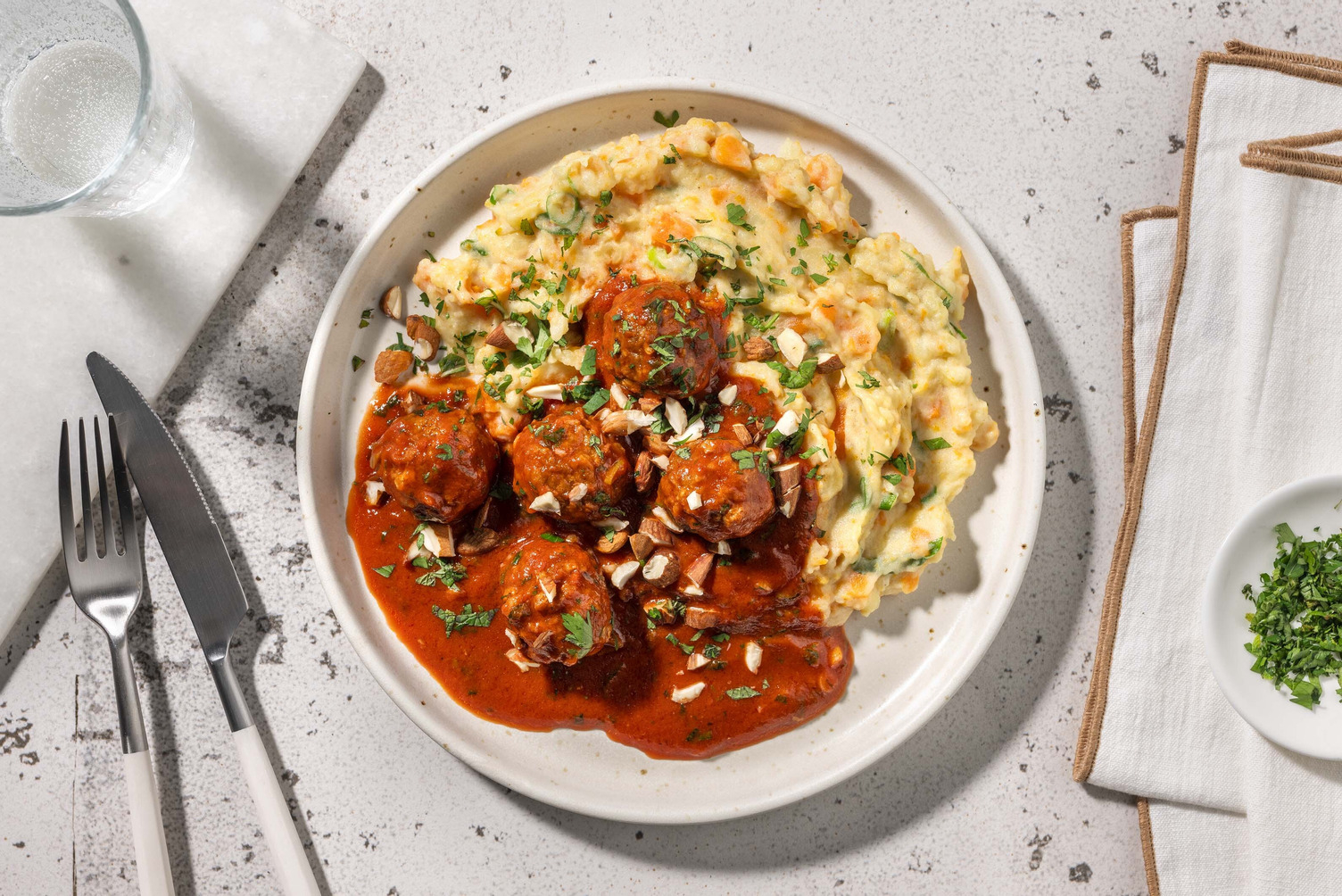 Plantaardige gehaktballetjes met aardappelpuree met ras el hanout