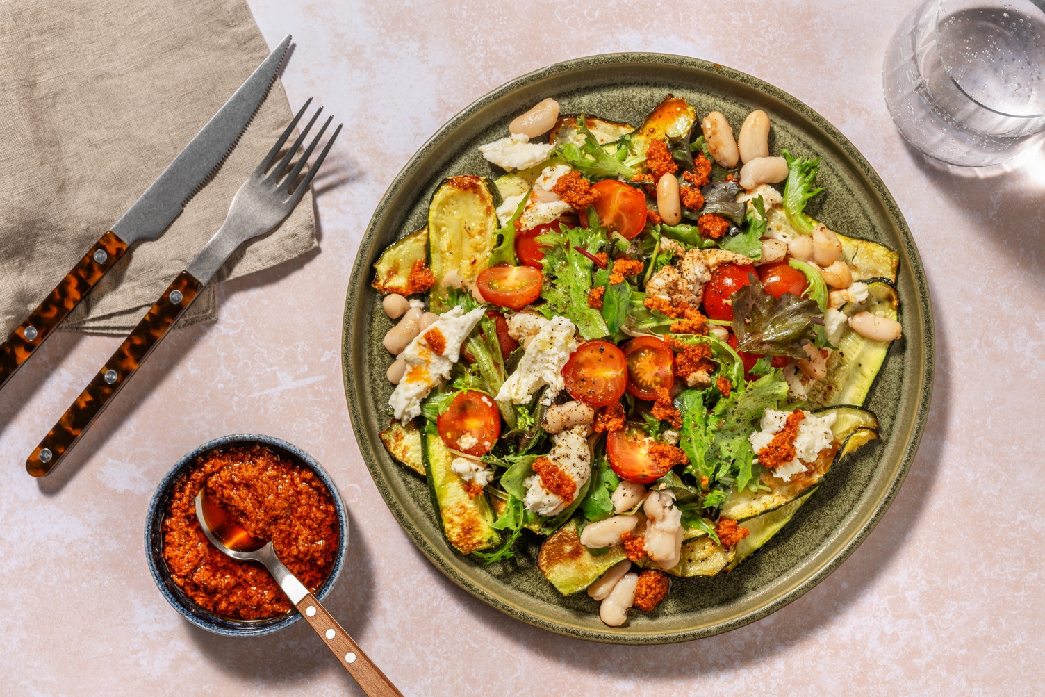 Ensalada de judías con pesto calabrese y mozzarella